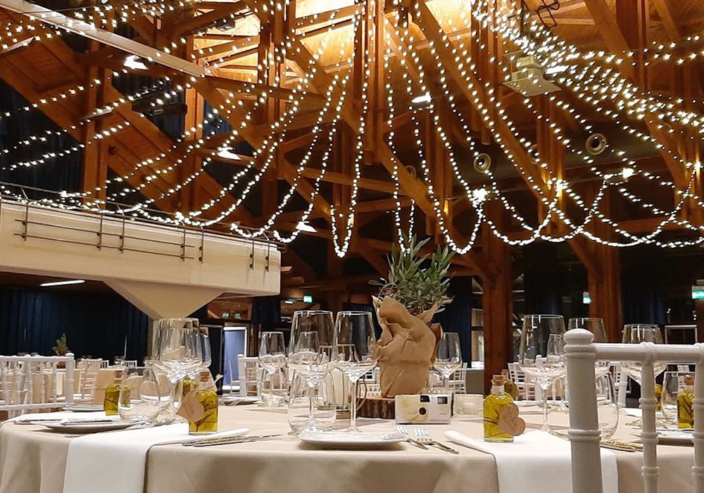 Eventlocation mit hohen Holzdecken und schöner Lichtstimmung durch einen Lichterketten-Himmel. EssKultur Müllheim ihr Ansprechpartner für die Eventbetreuung für Veranstaltungen im Bürgerhaus Müllheim.