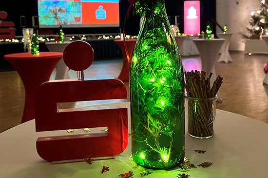 Weihnachtsfeier Sparkasse 4 Tischdekoration bei der Weihnachtsfeier der Sparkasse Markgräflerland mit Firmenlogo