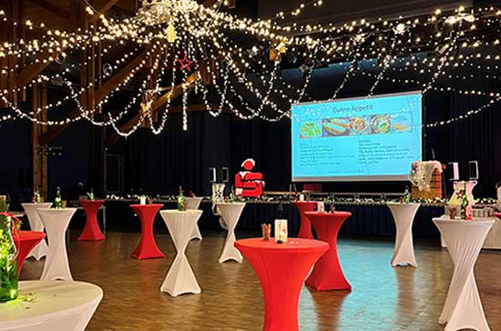 Weihnachtsfeier Sparkasse 3 Weihnachtliche Dekoration im großen Saal im Bürgerhaus Müllheim.