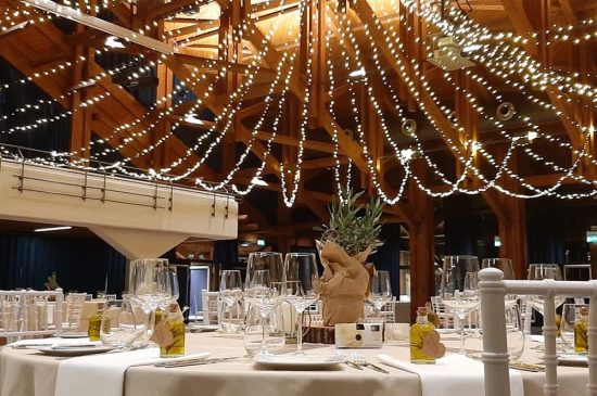 Eventlocation mit hohen Holzdecken und schöner Lichtstimmung durch einen Lichterketten-Himmel. EssKultur Müllheim ihr Ansprechpartner für die Eventbetreuung für Veranstaltungen im Bürgerhaus Müllheim.
